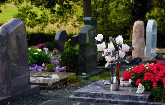 Lapidi per cimitero in marmo e granito con accessori per lapidi e composizioni floreali per lapidi